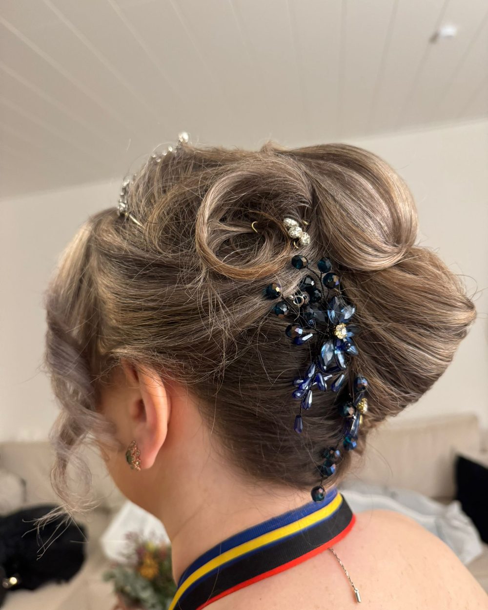 Eleganter Dutt mit Blütenschmuck, gearbeitet bei HAIR and STYLE Mannheim