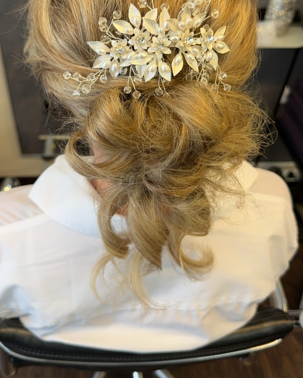 Hochsteckfrisur für einen festlichen Anlass, gearbeitet bei HAIR and STYLE Mannheim