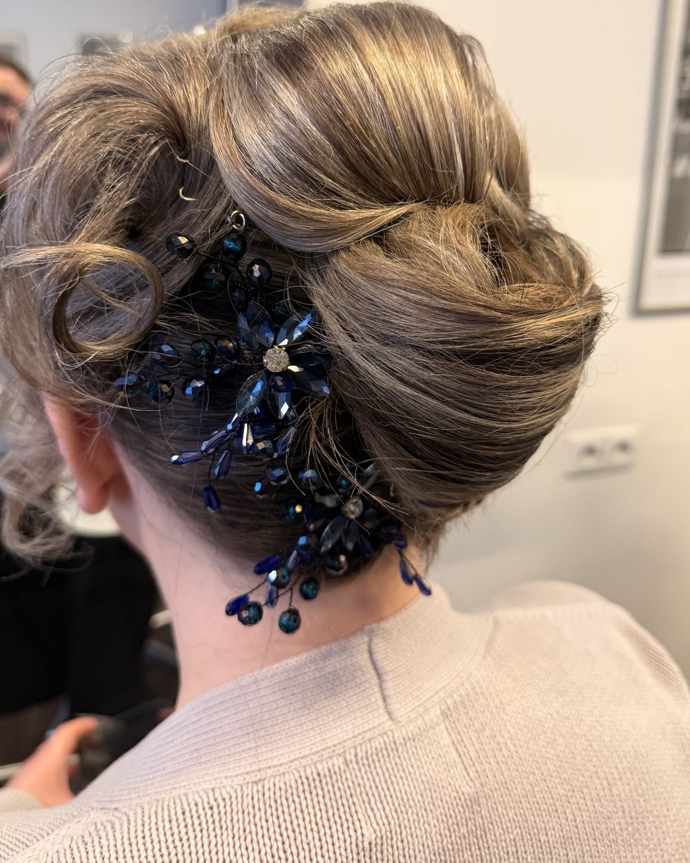Hochsteckfrisur mit Kristallschmuck, gearbeitet bei HAIR and STYLE Mannheim