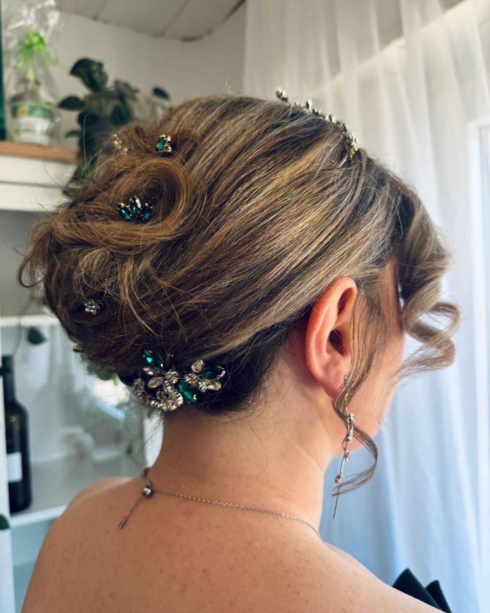 Elegante Hochsteckfrisur mit Schmuck, gearbeitet bei HAIR and STYLE Mannheim