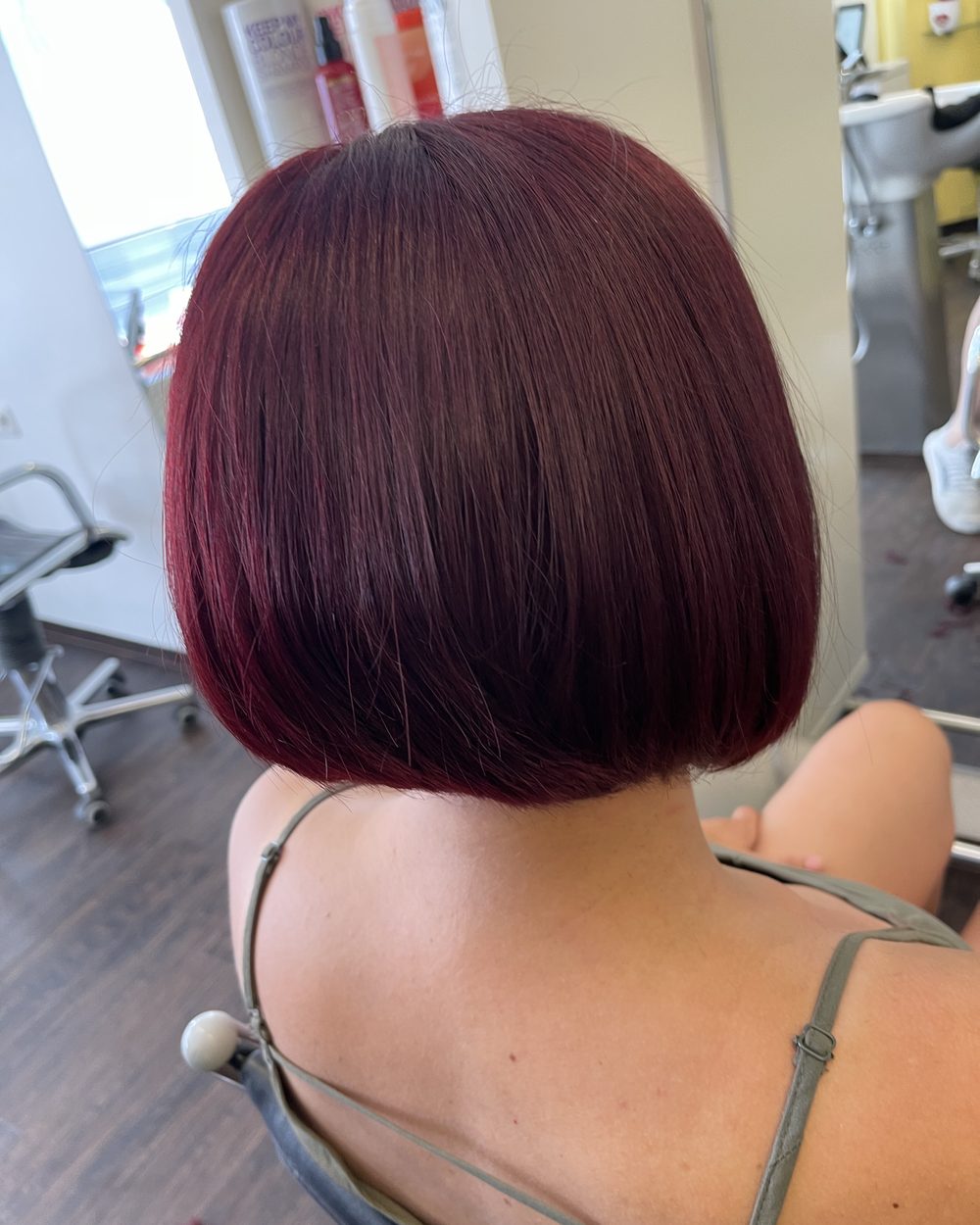 Roter Bob glatt gestylt, Farbe & Schnitt bei HAIR and STYLE Mannheim
