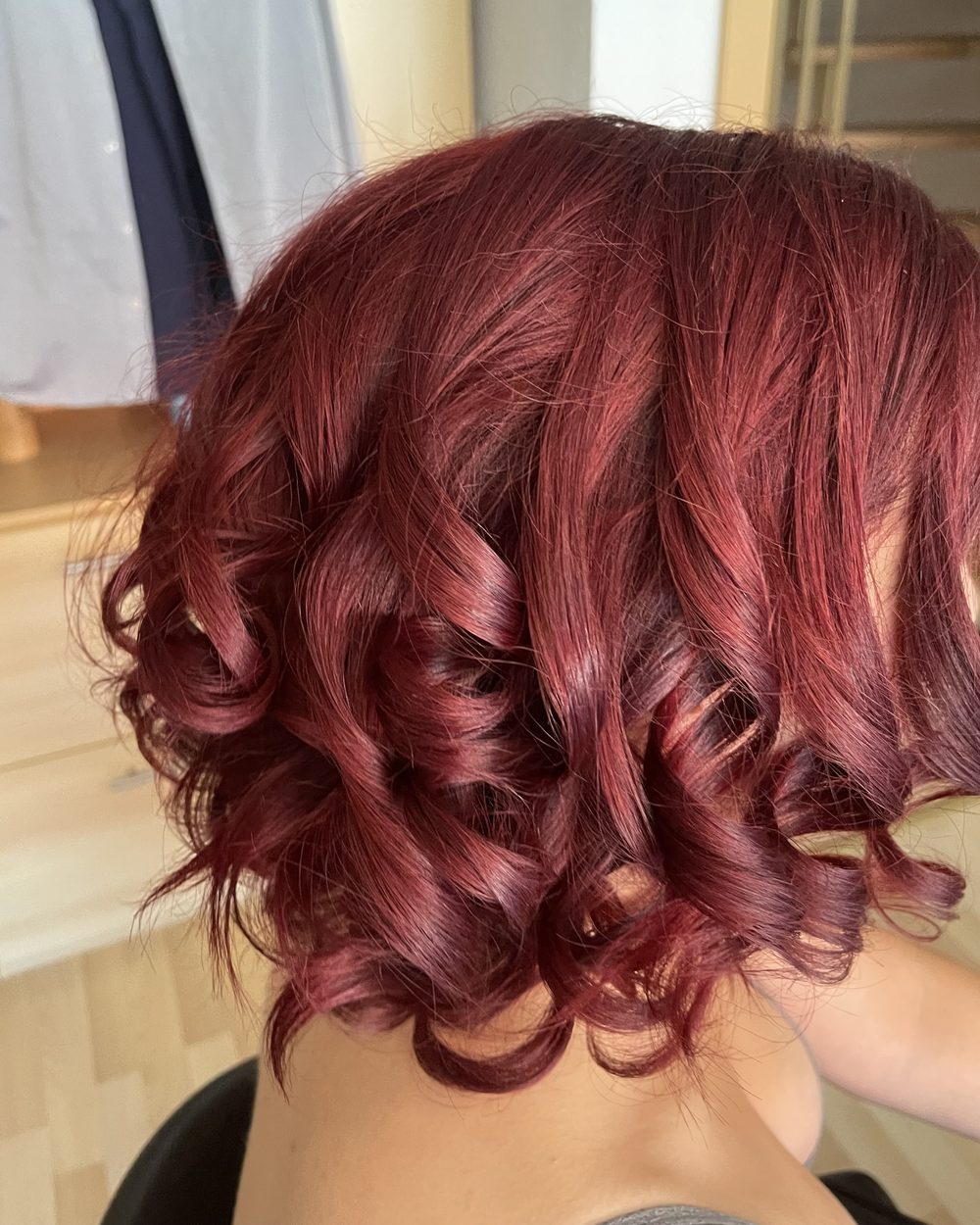 Intensives Rot mit Locken, Farbarbeit bei HAIR and STYLE Mannheim